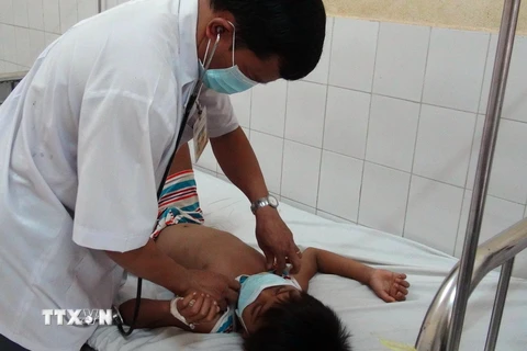 Một bệnh nhân nhi đang được điều trị cách ly bệnh bạch hầu tại bệnh viện đa khoa tỉnh Bình Phước. (Ảnh: Đậu Tất Thành/TTXVN) 