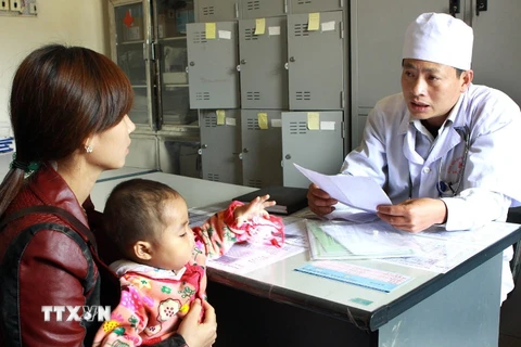 Nhân viên y tế tư vấn điều trị cho người nhiễm HIV/AIDS tại huyện Mộc Châu, Sơn La. (Ảnh: TTXVN/Vietnam+)