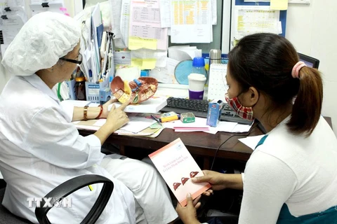 Tư vấn xét nghiệm, tầm soát và chẩn đoán viêm gan virus C cho người dân. (Ảnh: TTXVN/Vietnam+)
