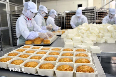 Sản xuất bánh trung thu tại một doanh nghiệp. (Ảnh: TTXVN/Vietnam+)