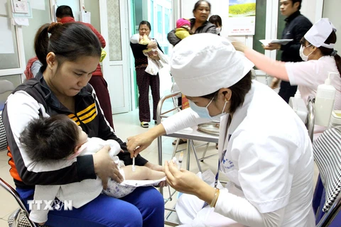 Tiêm chủng vắcxin DPT phòng bệnh ho gà cho tất cả trẻ em. (Ảnh: TTXVN/Vietnam+)