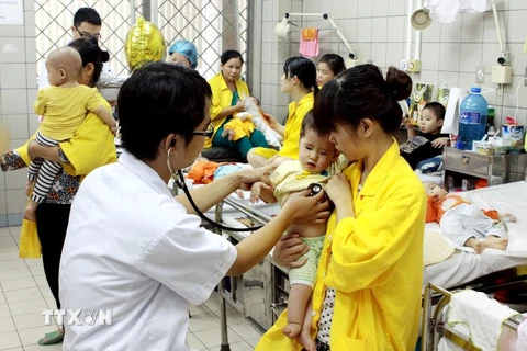 Bác sỹ điều trị cho bệnh nhân nhi tại Bệnh viện Bạch Mai. (Ảnh minh họa: TTXVN/Vietnam+)