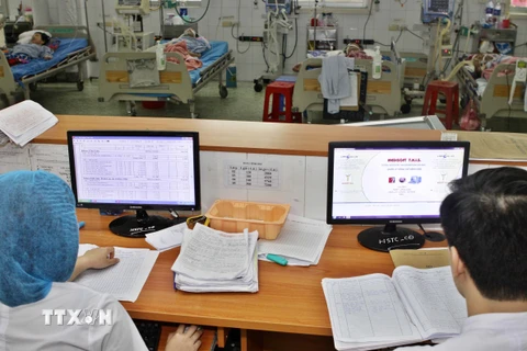 Theo dõi tình hình sức khỏe bệnh nhân tại Bệnh viện Đa khoa tỉnh Tuyên Quang. (Ảnh: TTXVN/Vietnam+)