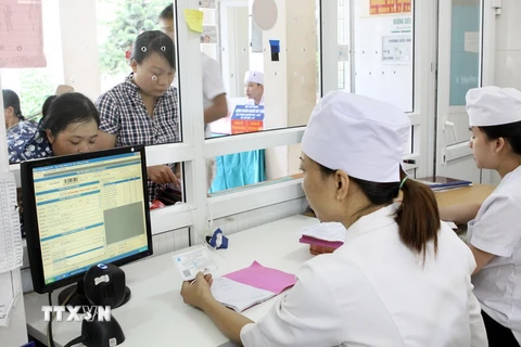 Làm thủ tục thanh toán bảo hiểm y tế ở Lào Cai. (Ảnh: Dương Ngọc/TTXVN)