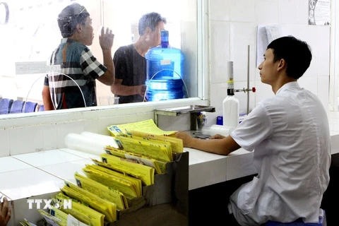 Cán bộ y tế tư vấn, giám sát bệnh nhân ma túy cai nghiện bằng Methadone tại Hà Nội. (Ảnh: Dương Ngọc/TTXVN)