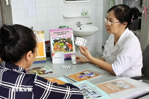 Khám, điều trị, cấp thuốc ARV miễn phí cho bệnh nhân HIV/AIDS tại thành phố Hạ Long. (Ảnh: Dương Ngọc/TTXVN)