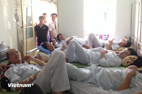 Bệnh nhân nằm ghép giường tại một khoa điều trị của Bệnh viện Bạch Mai. (Ảnh: PV/Vietnam+)