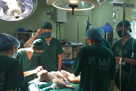Các bác sỹ Bệnh viện Xanh Pôn (Hà Nôi) tiến hành ca phẫu thuật. (Ảnh: PV/Vietnam+)