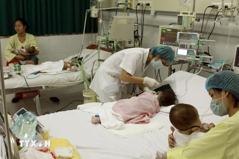 Điều trị cho trẻ em tại Bệnh viện Nhi Trung ương. (Ảnh: TTXVN/Vietnam+)