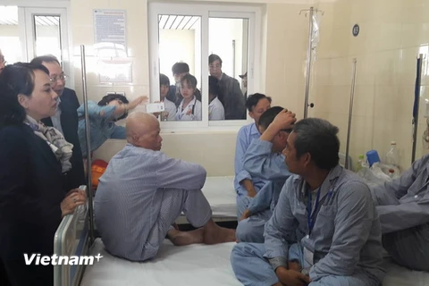 Bộ trưởng Bộ Y tế trực tiếp chứng kiến cảnh 4 bệnh nhân nằm ghép một giường. (Ảnh: PV/Vietnam+)