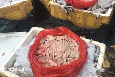 Một lô hàng thực phẩm bẩn bị thu giữ ở Thanh Hóa. (Nguồn: TTXVN)
