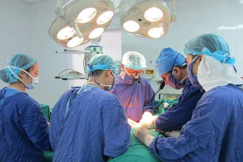 Các bác sỹ của Bệnh viện 19-8 thực hiện ca ghép dây thần kinh chéo ngực cho bệnh nhân. (Ảnh: PV/Vietnam+)