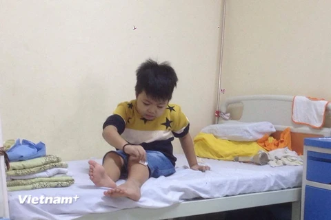 Bé Phúc khi điều trị tại Bệnh viện Châm cứu Trung ương. (Ảnh: PV/Vietnam+)