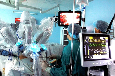 Ca phẫu thuật nội soi bằng robot cắt bỏ tuyến tiền liệt cho một người đàn ông. (Ảnh: TTXVN/Vietnam+)