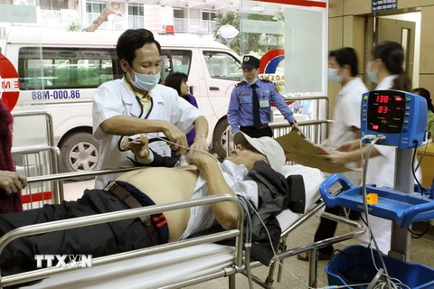 Nhân viên y tế cấp cứu cho bệnh nhân. (Ảnh: TTXVN/Vietnam+)