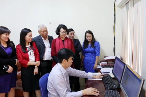 Tổng Giám đốc Bảo hiểm Xã hội Việt Nam Nguyễn Thị Minh kiểm tra hoạt động của hệ thống một cửa điện tử tập trung. (Ảnh: PV/Vietnam+)