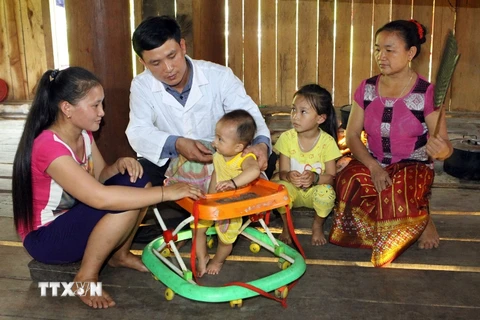 Nhân viên y tế truyền thông dinh dưỡng cho người dân bản. (Ảnh: TTXVN/Vietnam+)