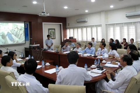 Các bác sỹ Bệnh viện Nhân Dân Gia Định hỗ trợ chẩn đoán từ xa cho bệnh nhân ở Bệnh viện huyện Củ Chi. (Ảnh: TTXVN/Vietnam+)