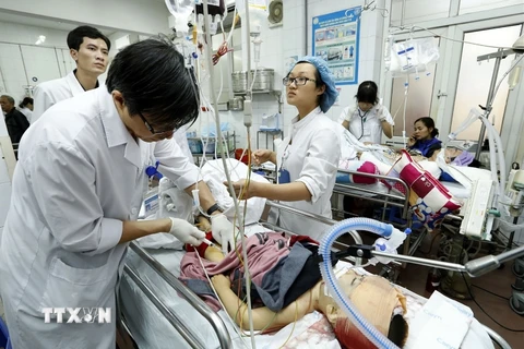 Bác sỹ cấp cứu cho bệnh nhân bị tai nạn giao thông tại Bệnh viện Việt Đức. (Ảnh: Dương Ngọc/TTXVN)