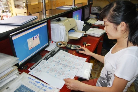 Việc cấp thẻ bảo hiểm y tế điện tư sẽ mang lại nhiều tiện ích. (Ảnh: PV/Vietnam+)