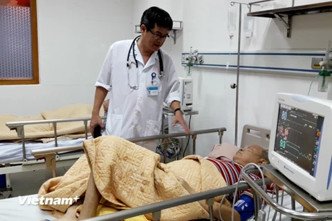 Bác sỹ điều trị cho bệnh nhân gout tại Bệnh viện Nội tiết Trung ương. (Ảnh: PV/Vietnam+)