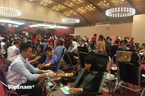 Các bạn trẻ tham gia hiến máu tại Lễ hội Xuân hồng. (Ảnh: PV/Vietnam+)