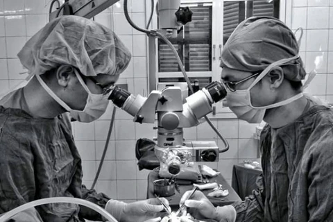 Những ca phẫu thuật vi phẫu được thực hiện thông qua kính hiển vi phóng đại. (Ảnh: PV/Vietnam+)