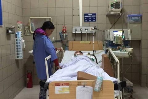 Bệnh nhân ngộ độc rượu nặng đang được cấp cứu tại Bệnh viện Bạch Mai. (Nguồn: http://bachmai.gov.vn)