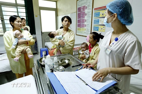 Chăm sóc, điều trị cho trẻ mắc bệnh ho gà tại khoa Truyền nhiễm – Bệnh viện Nhi Trung ương. (Ảnh: Dương Ngọc/TTXVN) 