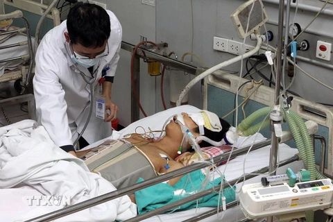 Cấp cứu cho một bệnh nhân tại Bệnh viện Bạch Mai. (Ảnh: TTXVN/Vietnam+)