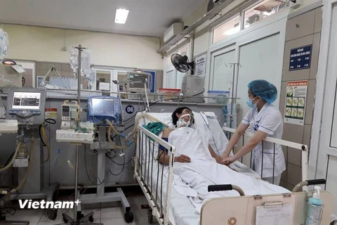Một bệnh nhân ngộ độc rượu điều trị tại Bệnh viện Bạch Mai. (Ảnh: T.G/Vietnam+)