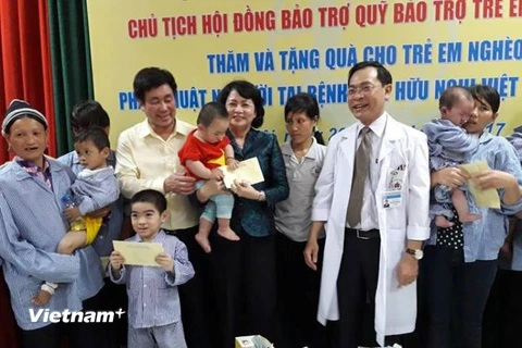 Phó Chủ tịch nước tặng quà cho các bệnh nhi. (Ảnh: PV/Vietnam+)