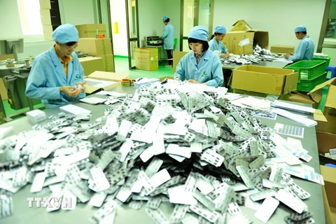 Đóng gói thuốc thành phẩm tại một công ty dược. (Ảnh: TTXVN/Vietnam+)