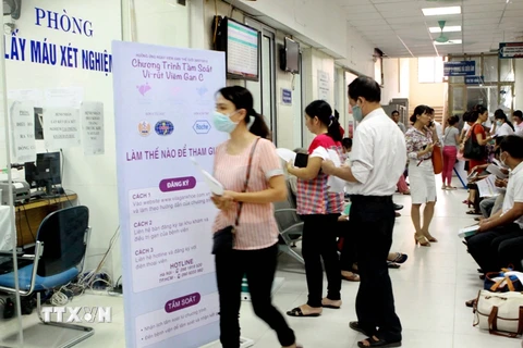 Mỗi tháng, Bệnh viện Bệnh Nhiệt đới Trung ương có khoảng 2.000 bệnh nhân viêm gan đến khám, xét nghiệm, điều trị định kỳ. (Ảnh: TTXVN/Vietnam+)