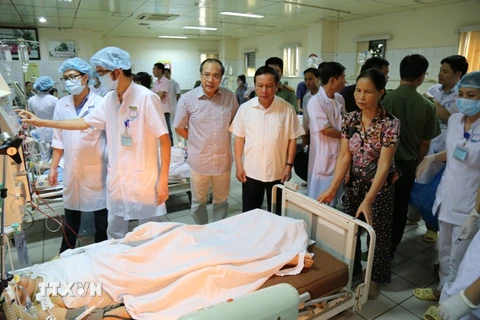 Cấp cứu cho các bệnh nhân chạy thận nhân tạo tại Bệnh viện Đa khoa tỉnh Hòa Bình. (Ảnh: Vũ Hà/TTXVN)