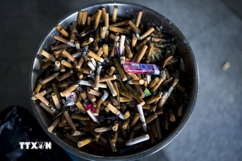 Tàn thuốc lá tại một ga tàu. (Ảnh:AFP/TTXVN)
