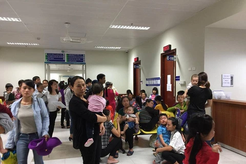 Bệnh nhân đến khám tại Bệnh viện Nhi Trung ương trong những ngày nắng nóng. (Ảnh: PV/Vietnam+)