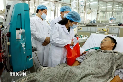 ộ trưởng Bộ Y tế đến thăm, tặng quà động viên các bệnh nhân được chuyển về điều trị tại Bệnh viện Bạch Mai. (Ảnh: Dương Ngọc/TTXVN)