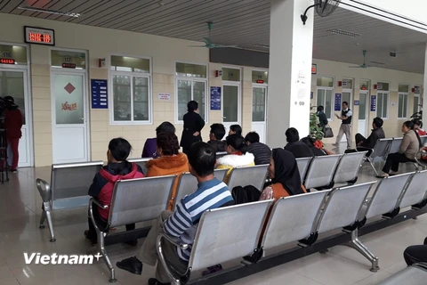 Người dân ngồi chờ khám bệnh tại Bệnh viện K. (Ảnh: PV/Vietnam+)