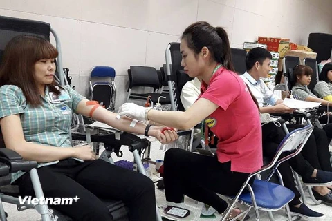Nhân viên của Công ty tham gia hiến máu tại chương trình. (Ảnh: PV/Vietnam+)