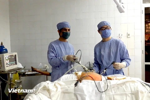 Bác sỹ trẻ Nguyễn Chiến Quyết (bên phải) tiến hành một ca mổ Nội soi tại Bệnh viện Đa khoa huyện Bắc Hà. (Ảnh: T.G/Vietnam+)