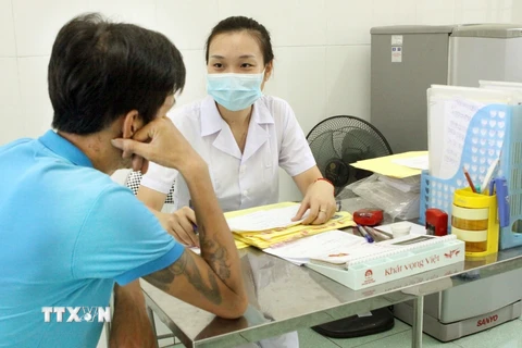 Nhân viên y tế khám, điều trị cho bệnh nhân HIV/AIDS. (Ảnh: Dương Ngọc/ TTXVN)