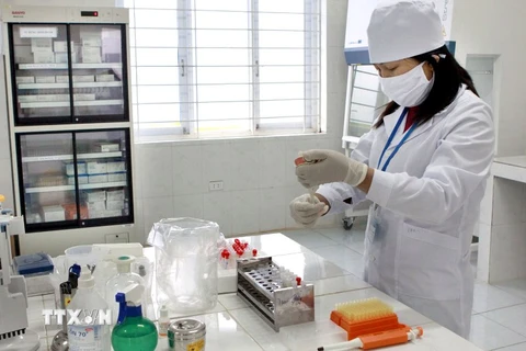 Nhân viên Trung tâm Phòng, chống HIV/AIDS thực hiện xét nghiệm máu, điều trị cho bệnh nhân. (Ảnh: Dương Ngọc/TTXVN)