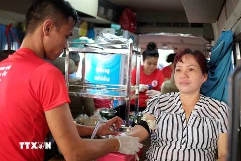 Người dân tại Thành phố Hồ Chí Minh tham gia hiến máu nhân đạo. (Ảnh: Thế Anh/TTXVN)