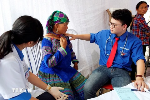 Bắc sỹ trẻ tình nguyện khám bệnh cho người dân huyện Bắc Hà, Lào Cai. (Ảnh: Dương Ngọc/TTXVN)