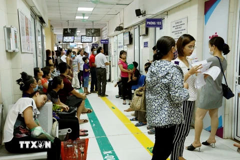 Bệnh viện Bệnh Nhiệt đới Trung ương tiếp nhận khám, điều trị hàng trăm bệnh nhân sốt xuất huyết. (Ảnh: Dương Ngọc/TTXVN)