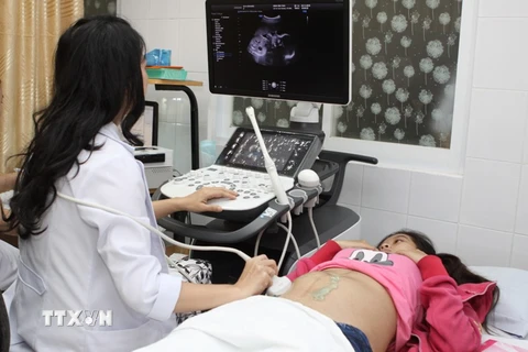 Siêu âm tầm soát cho thai phụ tại Khoa chăm sóc trước sinh Bệnh viện Từ Dũ. (Ảnh: Phương Vy/TTXVN)