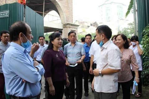Bộ trưởng Bộ Y tế kiểm tra công tác phòng chống sốt xuất huyết tại phường Thụy Khuê. (Ảnh: PV/Vietnam+)