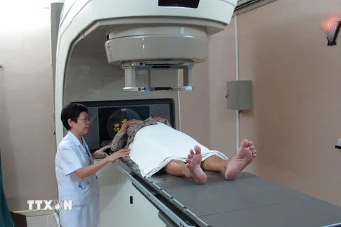 Máy xạ trị gia tốc thế hệ mới đang xạ trị cho bệnh nhân ung thư cổ tử cung. (Ảnh: Phương Vy/TTXVN)