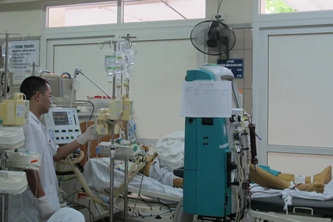 Bệnh nhân đang được điều trị tại Bệnh viện Bạch Mai. (Ảnh: PV/Vietnam+)